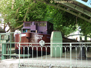 Péniche &agrave; une écluse du Canal Saint-Martin