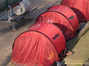 SDF au bord du Canal Saint-Martin